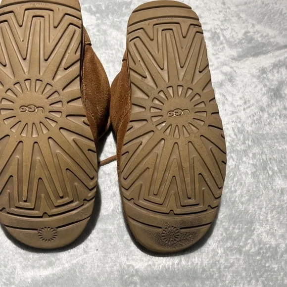UGGs Neumel Chukka Boots - Picture 5 of 8
